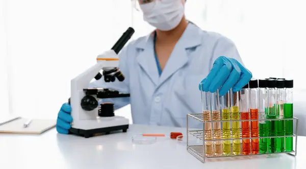 Chercheur Laboratoire Développer Nouveaux Médicaments Guérir Aide Liquide Chimique Coloré — Photo