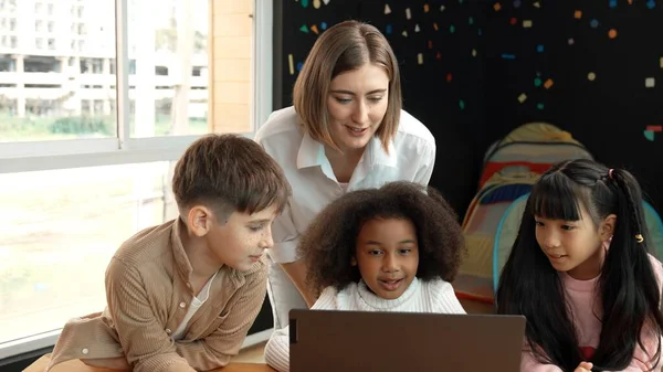 Inteligentny Nauczyciel Sprawdza Odpowiedź Ucznia Korzystając Laptopa Odrabiania Prac Domowych — Zdjęcie stockowe