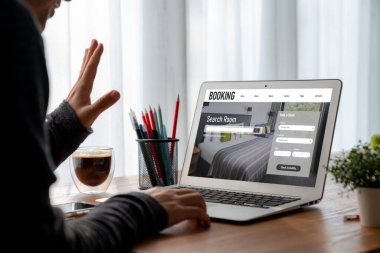 Çevrimiçi otel konaklama rezervasyon sitesi mod rezervasyon sistemi sağlar. Seyahat teknolojisi kavramı .