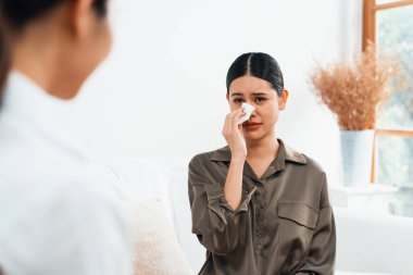Ruh sağlığı için psikolog, depresyon ya da yaşam başarısızlığından sonra keder tedavisi gören üzgün bir kadın. Hayal kırıklığına uğramış genç bir kadın klinikteki duygular hakkında bir psikologla konuşuyor.