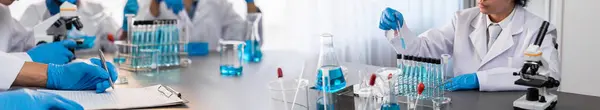 Gruppe Engagierter Wissenschaftler Führt Chemische Experimente Und Forschungen Medizinischen Labor — Stockfoto