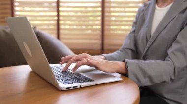 Kadın çağrı merkezi operatörü ya da müşteri hizmetleri çalışanı, müşteriye yardım etmek için kulaklıkla konuşurken çalışma alanı üzerinde çalışıyor. Profesyonel modern iş hizmeti. Blithe