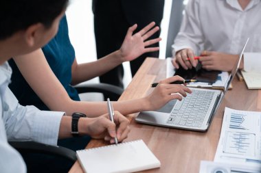 Çok ırklı analist ekibi toplantı masasındaki mali raporu analiz etmek için BI gösterge tablosunu kullanıyor. Çeşitli iş adamlarından oluşan bir grup, FIntech 'in veri analizini başarılı iş pazarlaması için kullanır. Uyum