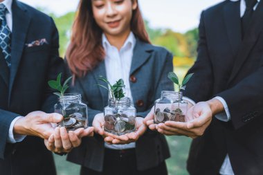 Sürdürülebilir para büyütme yatırımı kavramı ile cam kavanoz dolusu para tasarrufu madeni paraları doğa ve sağlıklı emeklilik ile beslenen çevre dostu finansal yatırım olarak kabul edilir. Döngü