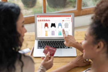 İnternet pazarından alışveriş yapan kadın modern yaşam tarzı için satış malzemeleri arıyor ve önemli siber güvenlik yazılımları tarafından korunan cüzdandan çevrimiçi ödeme için kredi kartı kullanıyor