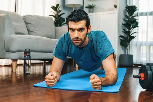 Atletische Sportieve Man Doet Plank Fitness Mat Tijdens Lichaamsbeweging Thuis — Stockfoto