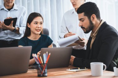 Profesyonel Asyalı çalışanlar, şirket ofisinde takım olarak çalışarak iş planları ve bilgisayarla başarılı olmak için verileri tartışırlar. Modern ofis çalışanı takım çalışması konsepti. Uyum