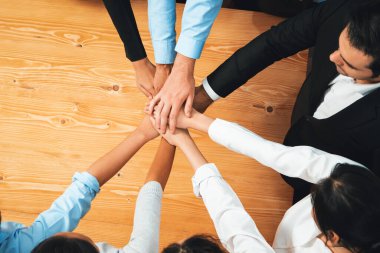 Çok ırklı iş adamları toplantı odasında iş birliği ya da şirket çalışanları için takım oluşturma amacıyla bir araya toplanıyorlar. Habiliment