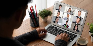 İş dünyasından iş adamlarının modern sanal grup toplantısı için video konferansındaki iş adamları