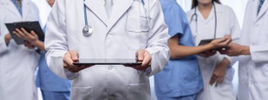 Doktor hemşire ve sağlık uzmanlarından oluşan kendine güvenen tıbbi ekip hastane ya da klinikteki uzmanlar. Panoramik pankartta tıbbi ve sağlık hizmetleri topluluğu. Neoterik