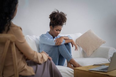 Travma sonrası stres bozukluğu olan üzgün bir kadın psikoloğu, depresyon ya da kalp yetmezliğinden sonra üzüntülü bir ruh sağlığı terapisi görüyor. Hayal kırıklığına uğramış genç bir kadın klinikteki duygular hakkında bir psikologla konuşuyor.