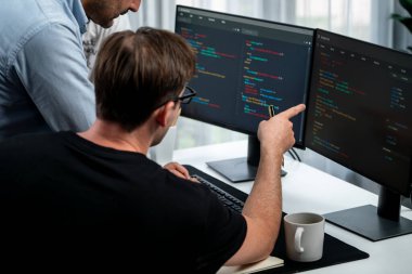 BT geliştiricileri pc ekranında çevrimiçi yazılım geliştirme bilgisini tartışıyor, web sitesindeki son sürüm uygulaması için program kodlaması oluşturuyorlar. Beyin fırtınası yazılımı kavramı güncellendi. Satılabilir.