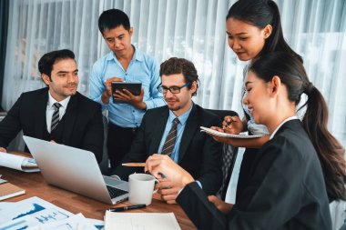 Ofis masasındaki finansal veri raporlarını analiz eden çeşitli bir grup iş analisti. Stratejik pazarlama planlaması için iş istihbarat analizine göre grafikler ve grafikler.