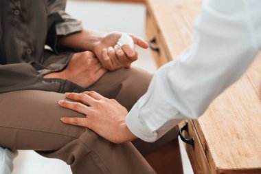 Ruh sağlığı için psikolog, depresyon ya da yaşam başarısızlığından sonra keder tedavisi gören üzgün bir kadın. Hayal kırıklığına uğramış genç bir kadın ofisteki duygular hakkında bir psikologla konuşuyor.