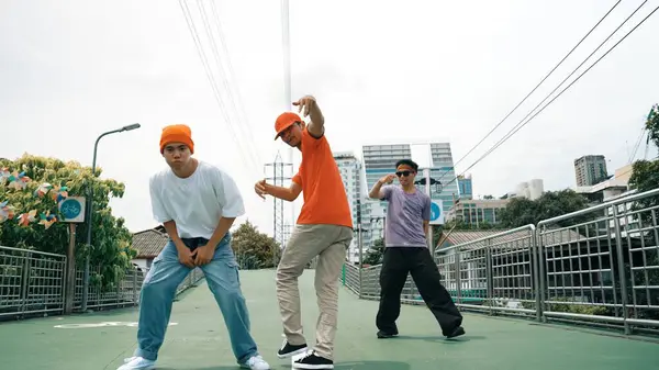 Profesyonel Break Dansçı Grubu Hip Hop Müzik Grubu Düşük Açılı — Stok fotoğraf