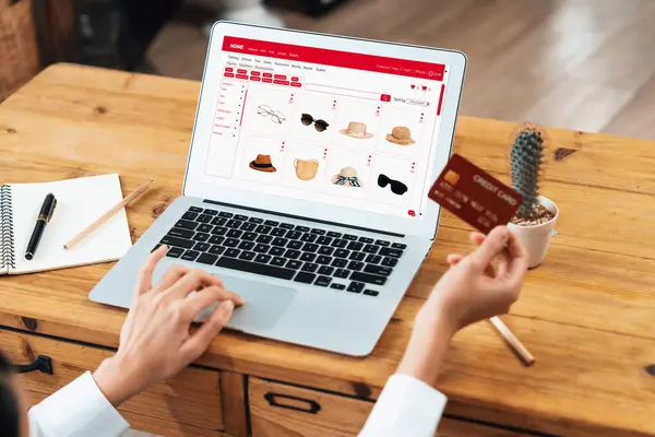 İnternet pazarından alışveriş yapan kadın modern yaşam tarzı için satış malzemeleri arıyor ve en yüksek siber güvenlik yazılımı tarafından korunan cüzdandan çevrimiçi ödeme için kredi kartı kullanıyor
