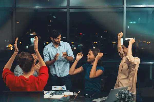 Επιτυχημένοι Επιχειρηματίες Δίνουν Κόλλα Πέντε Μαζί Ενώ Συνεργάτες Χειροκροτούν Για — Φωτογραφία Αρχείου