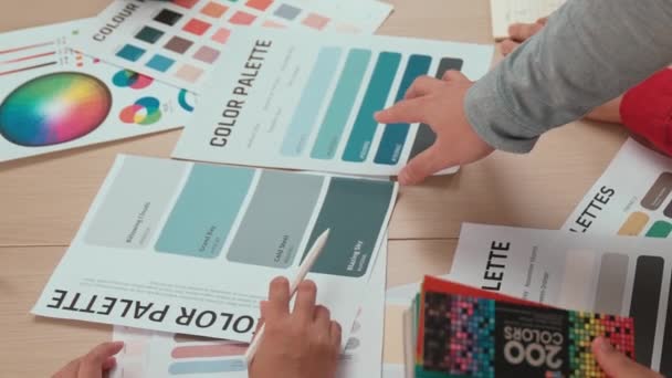 Slow Motion Hand Närbild Designer Team Brainstorming Och Välja Färg — Stockvideo