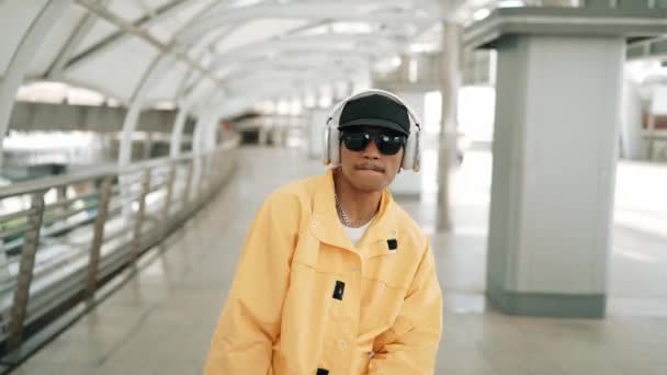 Närbild Asiatisk Hipster Flytta Till Hip Hop Musik Och Vinka — Stockvideo
