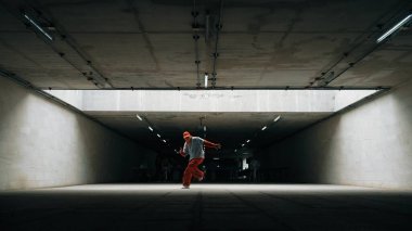 Yakışıklı hippilerin uzun vadede hareketli ve enerjik bir hareket sergilemesi. Serbest stil dansçı break dans ya da apartmanda sokak dansı. Yakışıklı koreograf gösterisi hareketi. Açık hava sporu 2024. Yumuşak bir şekilde..