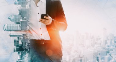 Business Communication Network Technology Concept - İş adamlarının modern şehir planında akıllı telefon ya da cep telefonu aygıtı kullanmaları. uds