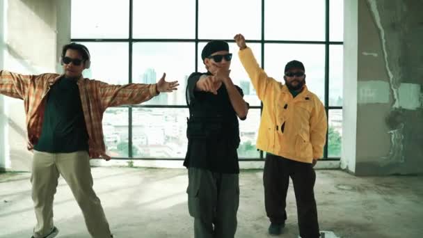 Wielokulturowa Grupa Hipsterów Patrząca Kamerę Podczas Tańca Break Dance Budynku — Wideo stockowe