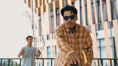 Hip hop takımı dans molası verirken, çok kültürlü bir arkadaş arkadaşını alkışlıyor ve alkışlıyor. Aktif ve enerjik sokak dansı. Açık hava sporu 2024. ÇalışmaComment.