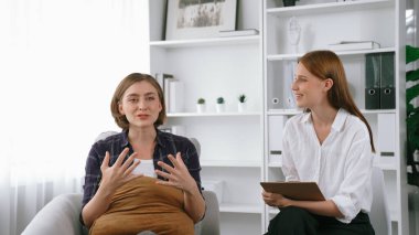 Mutlu hasta ve psikolog klinikte olumlu duygularla zihinsel sağlık sohbetlerini paylaşırken aynı zamanda klinikteki psikologlara başarılı bir iş ve hayatı açıklıyorlar.