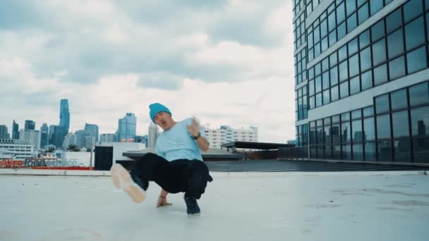 Stijlvolle Kaukasische Danseres Die Breakdance Doet Wolkenkrabber Portret Van Een — Stockvideo