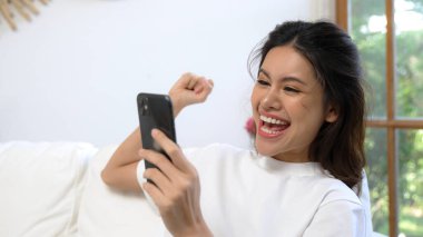 Genç bir kadın internet üzerinden alışveriş yapmak için internet üzerinden internet üzerinden internet üzerinden alışveriş yapıyor. Modern ve konforlu çevrimiçi alımlar güvenli ve uygun alışverişleri sağlar.