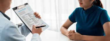 Klinikteki ya da hastane ofisindeki doktor randevusuna katılan hasta, tıbbi tedavi seçeneklerini tartışıyor ve muayene sonuçlarını ya da hastalıkla ilgili tıbbi kayıtları açıklıyor. Panorama Katı