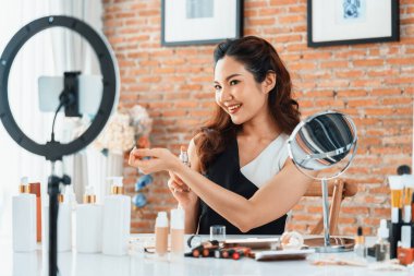 Asyalı Kadın Etkilenen Vlog 'ta canlı yayın yapan videolar sosyal medya ya da blog' un çoğunu oluşturuyor. Kozmetik stüdyosu ışıklandırmalı mutlu genç kız çevrimiçi pazarlama oturumu yayını için.