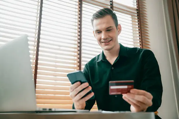 Hombre Joven Que Utiliza Ordenador Portátil Con Tarjeta Crédito Para —  Fotos de Stock