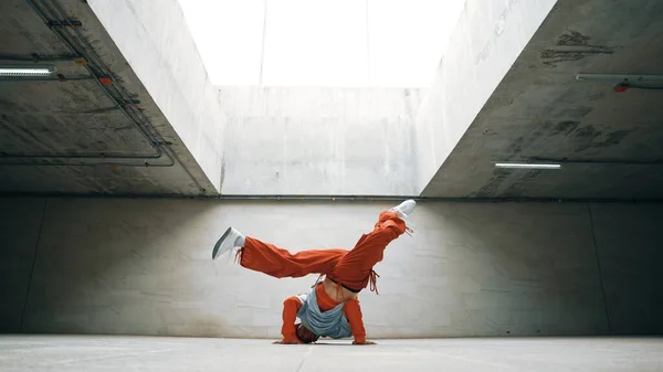 Homem Dançando Feliz Gosta Praticar Break Dance Freestyle Dance Edifício — Fotografia de Stock
