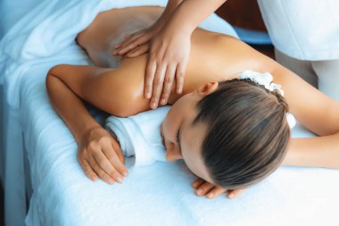 Kafkasyalı kadın müşteri stres önleyici spa masajının keyfini çıkarıyor ve lüks otel ya da oteldeki gündüz açık ortam güzellik salonunda güzellik teniyle eğleniyor. Sessiz.