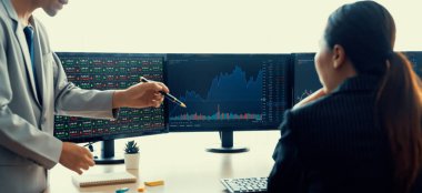 Profesyonel borsacı, finansal yatırım için yetenekli bir iş kadınına büyüme grafiği ile ilgili hisse senedi sundu. Hisse senedi. Hisse senedi. Borsa konsepti. Filizlenen..
