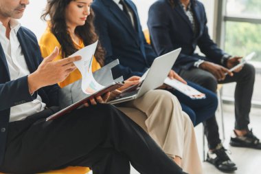 Çeşitlilik adayları iş görüşmesini bekliyor. Entelektüel. Belgelerini ve kendilerini sunum için hazırlarken sandalyeye oturan mülakatçıların düşük kesimi. Entelektüel.