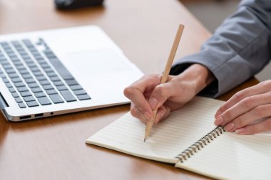 İş kadını, çalışma masasında çalışırken not alıyor. Genç üniversite öğrencisi yazarlık okuyor ya da iş yerinde başarılı olmak için stratejik planlar yapıyor. Blithe