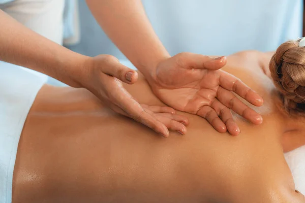 Close Cliente Mulher Desfrutando Relaxante Massagem Spa Stress Mimos Com — Fotografia de Stock