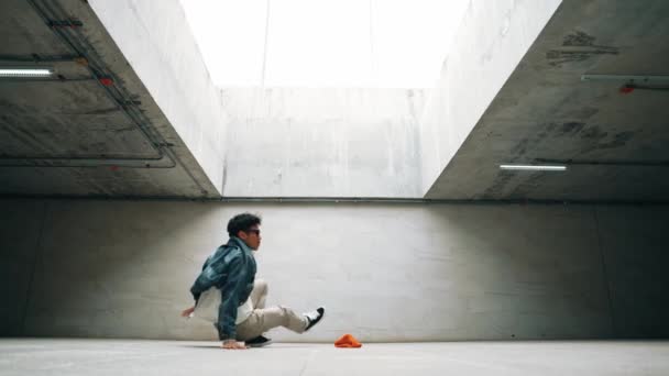 세련된 행복한 힙스터는 건물에서 자유형 단계를 수행합니다 세련된 착용하는 브레이크 — 비디오