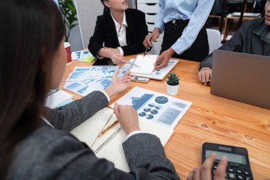 Çok ırklı analist ekibi toplantı masasındaki mali raporu analiz etmek için BI gösterge tablosunu kullanıyor. Çeşitli iş adamlarından oluşan bir grup, iş pazarlama kararı için FIntech 'in veri analizini kullanır. Uyum