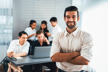 Ofiste çalışan iş arkadaşı ve iş adamlarının geçmişine sahip özgüven ve mutlu gülümseyen iş adamı portresi. Ofis çalışanı takım çalışması ve pozitif iş yeri konsepti. Tedbirli