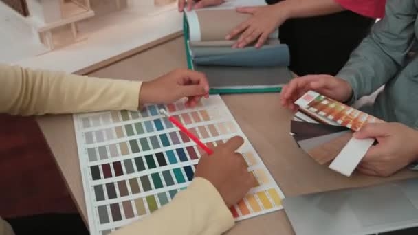 Hand Close Van Professionele Architect Interieurontwerper Presenteren Materiaal Kleur Uit — Stockvideo