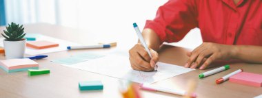 Profesyonel iş kadını iş dünyasının zihin haritasını çiziyor. Yaratıcı kadın girişim lideri, fikir üretmek için kalem ve yapışkan notlar kullanarak pazarlama planları hazırlıyor. - Yakın çekim. Eline odaklan. Değiştirilmiş.