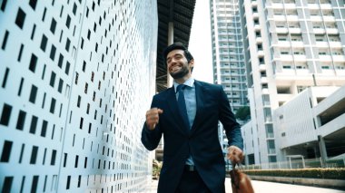 Şehir caddesinde yürürken neşeyle dans eden yetenekli bir iş adamı. Proje müdürü iyi haberler aldı, terfi aldı, başarılı bir iş buldu, aynı zamanda coşkuyu dile getirdi. Sevinçli..