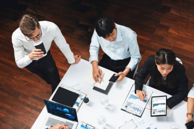 Üst düzey analist ekibi toplantı odasındaki mali verileri analiz etmek için BI Fintech 'i kullanıyor. İş anlayışı ve stratejik pazarlama planlaması için kağıt üzerinde analitik BI gösterge paneli. Tedbirli