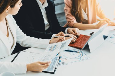 İş adamı, modern işyerindeki iş kadınlarıyla görüşmede. Kurumsal iş adamları konsepti. uds