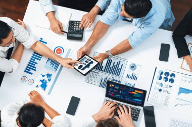 Üst düzey analist ekibi toplantı odasındaki mali verileri analiz etmek için BI Fintech 'i kullanıyor. İş anlayışı ve stratejik pazarlama planlaması için kağıt üzerinde analitik BI gösterge paneli. Tedbirli