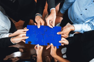 Üst düzey iş adamları yapboz parçalarını tutuyor ve bunları etkili çözüm çözümleri olarak birleştiriyor. Takım çalışması, ortak görüş ve çeşitli yetenekleri birleştiren ortak hedef. Çok titiz.