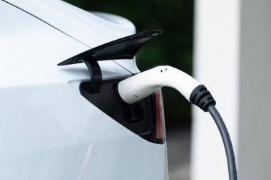 Elektrikli taşıt teknolojisi konut alanı ya da EV akü şarjı için ev şarj istasyonu olarak kullanılır. Gelecekteki çevre için temiz ve sürdürülebilir enerji ile çevre dostu ulaşım. Eşzamanlama